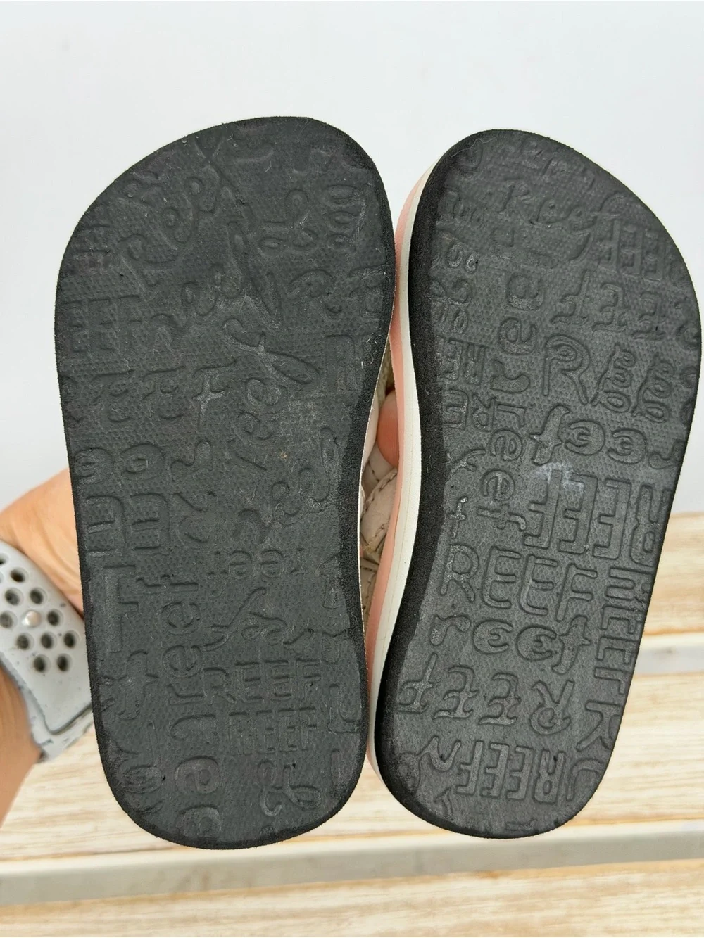 Reef Kids Little Ahi flip flops tropical print on the sole white strap size 6